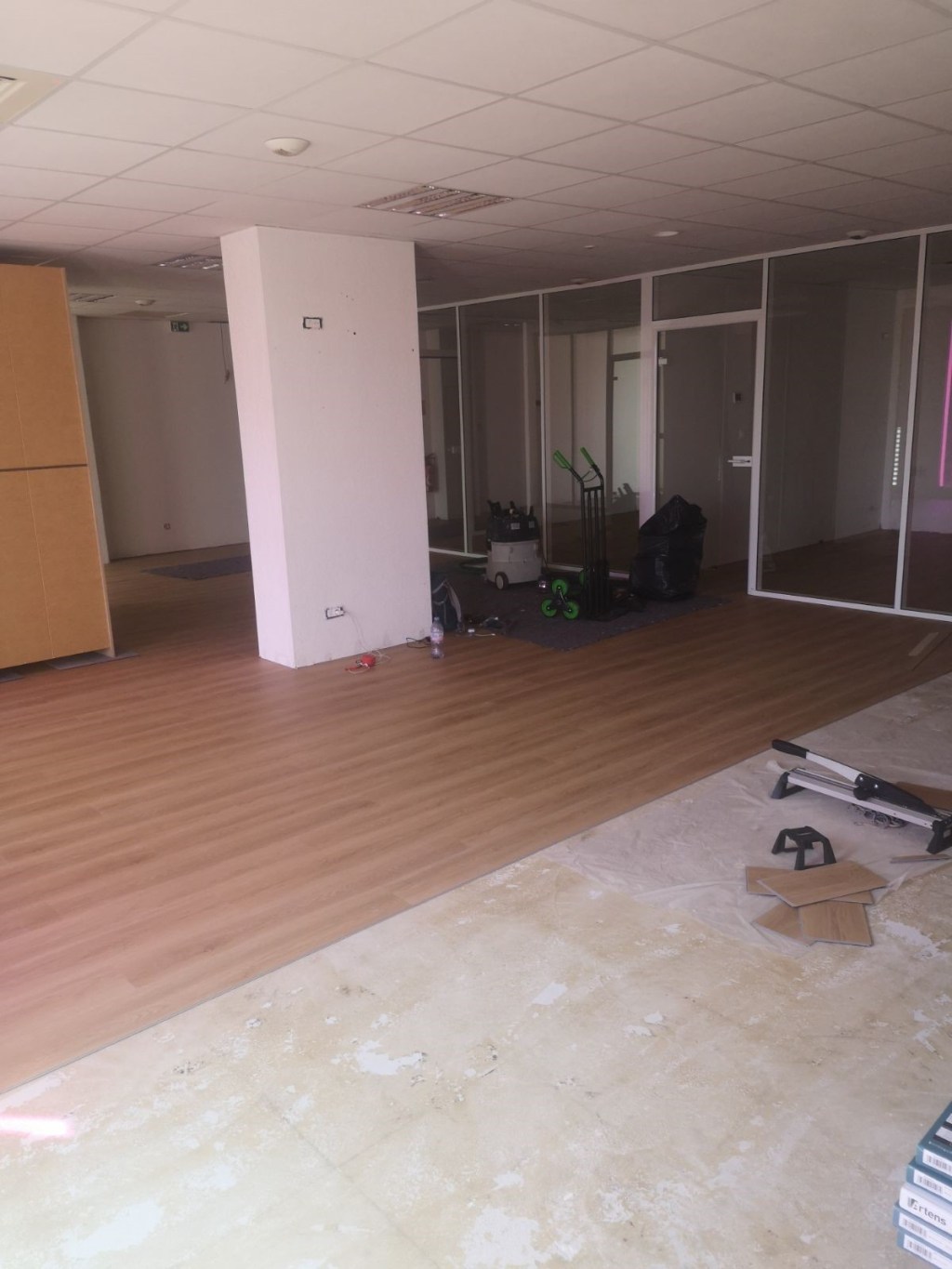 Rénovation de sol : pose de lame PVC imitation parquet pour&nbsp;bureaux